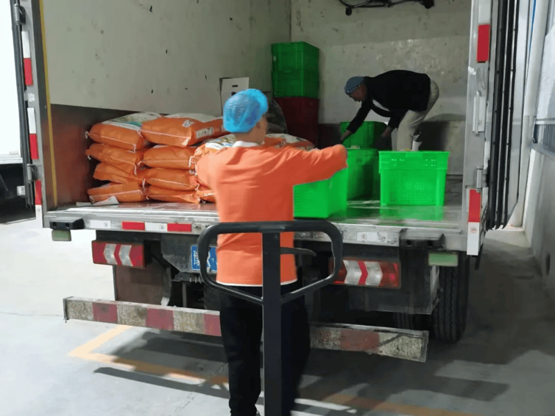 在现代企业中，优质的团餐服务不仅能够提高员工满意度，还能为企业树立良好的形象。然而，许多企业在提供团餐服务时往往忽视了细节的重要性。今天我们就来对比分析一下团餐服务的标准细节。